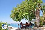 Relaxen on een bankje in Agios Nikitas - Lefkada (Lefkas) - Photo GreeceGuide.co.uk