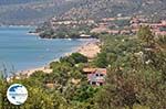 The beach of Kampos (Votsalakia) ligt in een groenrijke omgeving - Island of Samos - Photo GreeceGuide.co.uk