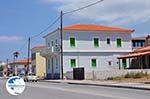 Karlovassi huizen langs the weg - Island of Samos - Photo GreeceGuide.co.uk