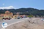 The hoofdweg langs the kust near Karlovassi - Island of Samos - Photo GreeceGuide.co.uk