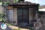 Dilofo, typische deur - Zagori Epirus - Photo GreeceGuide.co.uk