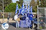 Verkoop of Greek vlaggen, sjaals and voetbalshirts - Photo GreeceGuide.co.uk