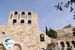 Herodes Atticus Odeion(On the left), the Stoa of Eumenes(On the right) and bovenop The Parthenon - Photo GreeceGuide.co.uk