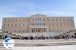 The Greek parliament with daarvoor the monument of the Onbekende Soldaat - Photo GreeceGuide.co.uk