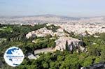 The Areopagus Hill rots and daarachter the hill der Nymphen and Pnyx - Photo GreeceGuide.co.uk