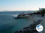 beach naast taverna in Nissaki (Nisaki) - Corfu - Photo GreeceGuide.co.uk