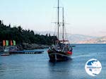 boat nadert Nisaki Corfu - Photo GreeceGuide.co.uk