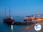 boat 's avonds near Nisaki (Nissaki) Restaurant - Photo GreeceGuide.co.uk