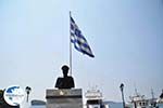 Monument e Greek flag Skiathos-stad - Photo GreeceGuide.co.uk